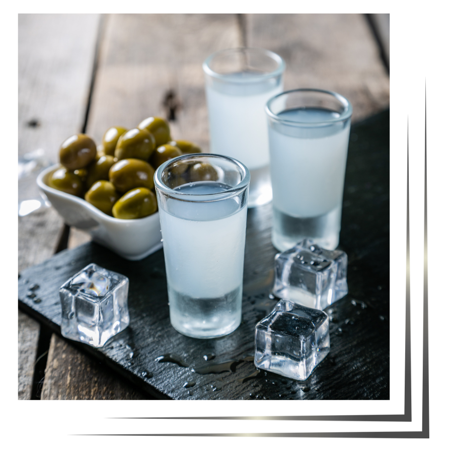 εικόνα ποτήρια με ούζα και μεζέ